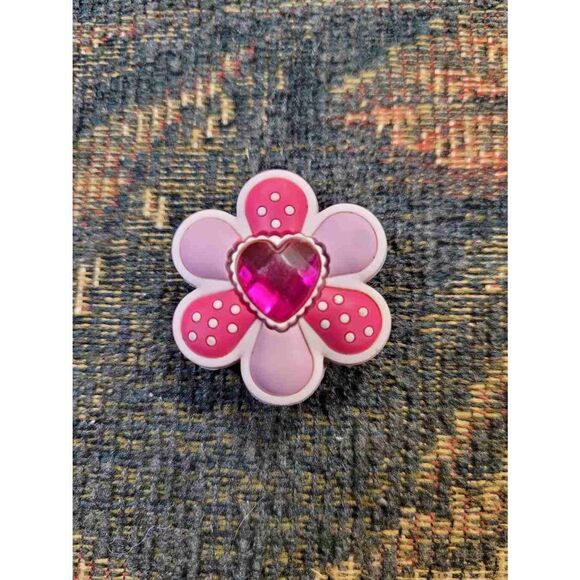CROCS Flower Jibbitz with Jewel Heart Center - Picture 1 of 2